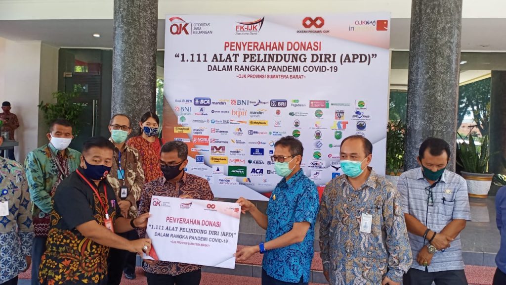  Gubernur Sumbar  Terima Bantuan OJK 1 111 APD Majalah Intrust