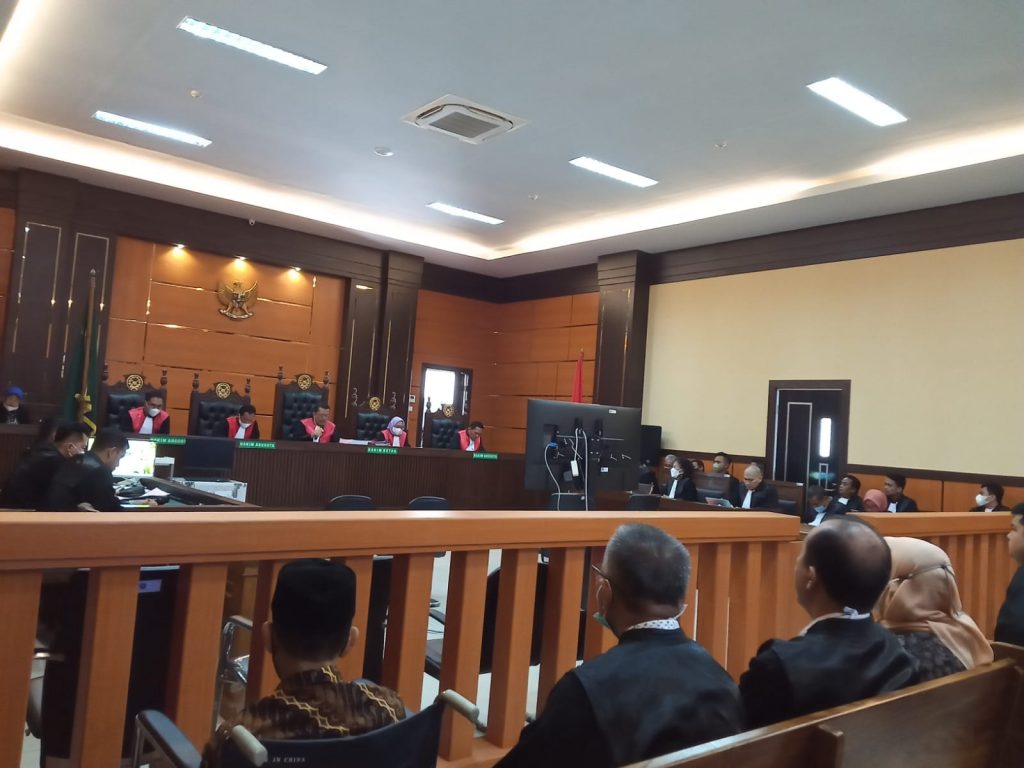 Majelis Hakim Tolak Eksepsi Terdakwa Korupsi Pembebasan Lahan Tol Padang Pekanbaru Dalam Sidang